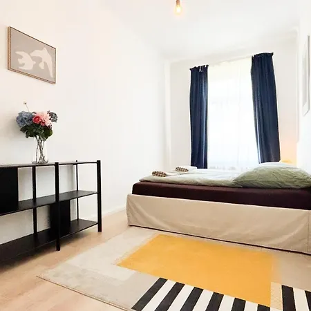 Zwei Grosse Altbau Fuer Gruppen Bis 14 Personen Im Leipziger Westen, Direkte Parkplaetze Im Innenhof, 10 Minuten Vom Zentrum Apartamento Leipzig