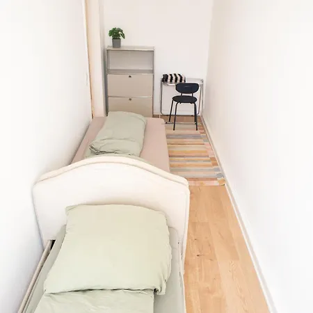 Zwei Grosse Altbau Fuer Gruppen Bis 14 Personen Im Leipziger Westen, Direkte Parkplaetze Im Innenhof, 10 Minuten Vom Zentrum
