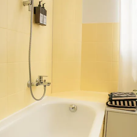Zwei Grosse Altbau Fuer Gruppen Bis 14 Personen Im Leipziger Westen, Direkte Parkplaetze Im Innenhof, 10 Minuten Vom Zentrum Apartamento *