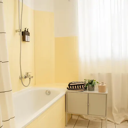 Zwei Grosse Altbau Fuer Gruppen Bis 14 Personen Im Leipziger Westen, Direkte Parkplaetze Im Innenhof, 10 Minuten Vom Zentrum Apartamento